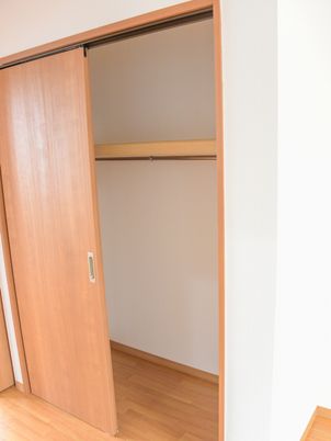 居室の開けたクローゼット