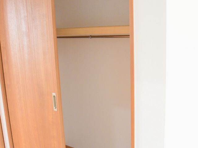 居室の開けたクローゼット クローゼット ゆとりある収納スペースを備えた居室のクローゼットです。整理整頓がしやすく、日々の暮らしを快適に支えます。