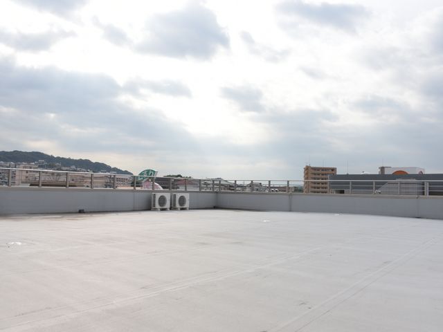 広々としたテラス風景 屋上 広い空間を誇るテラスからは、爽やかな風を感じながら、周囲の景色を一望できる環境が整っています。