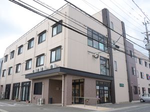 明るい建物の外観