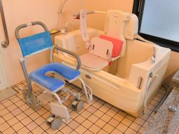 バリアフリー設計の浴室