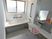 サムネイル 転倒防止の手摺りが随所に設けられた清潔な浴室。洗い場には使いやすいよう棚や肘掛のついた椅子が用意されている。