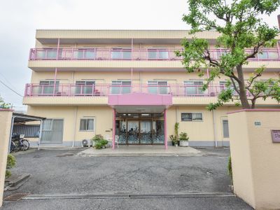 ピンクのエントランスの建物