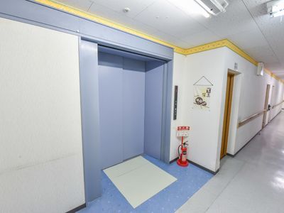 廊下にある安全なエレベーター