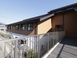 茶色の壁の建物とテラス