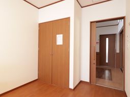 落ち着いた色の居室の一角