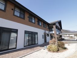 明るい建物の外観