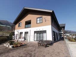 明るい外観の建物