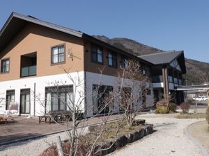 暖色系の外壁の建物