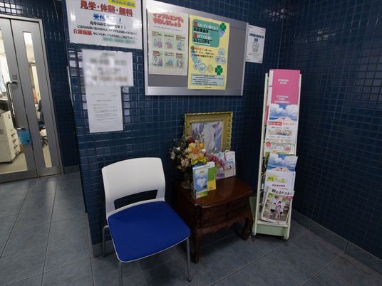 案内所の情報掲示コーナー