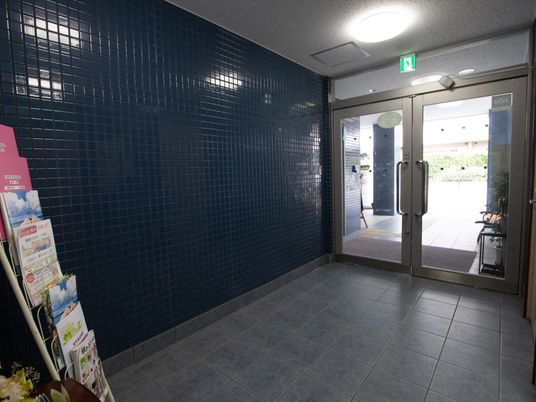 青いタイルのエントランス