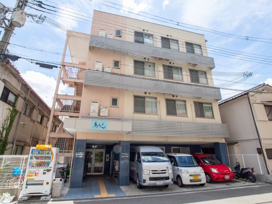 都市のビルのエントランス