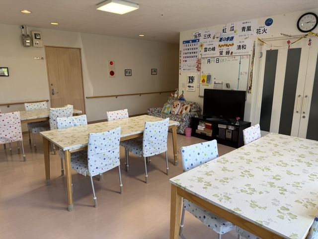 広いコミュニケーションスペース 食堂 テーブルと椅子が揃った広いスペースです。掲示物があり、情報共有がしやすい環境です。
