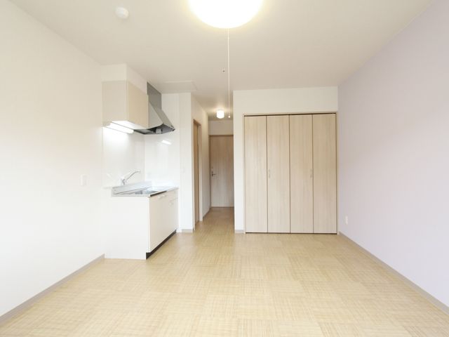 洋室の明るい空間 居室 広々とした清潔な居室で、リラックスして生活を楽しめます。各部屋独自の工夫で、快適に過ごせる空間が整っています。