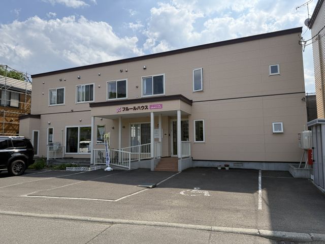 整備された建物の外観 外観 広々とした駐車場を備えた施設です。快適にアクセスできます。