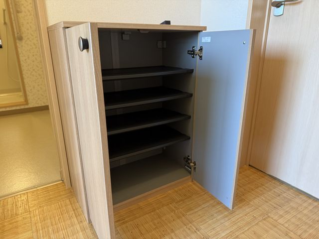 靴箱のある部屋 居室 開閉が容易な靴箱が設置されており、使い勝手の良い収納です。居住空間をすっきりと保てます。