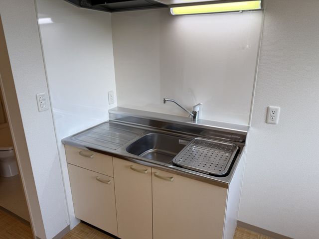 設備の整ったキッチン キッチン   コンパクトなスペースに必要な機能が揃い、日常の調理作業をしやすく設計されています。