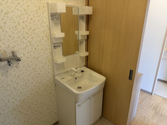 清潔な洗面台の部屋 洗面台 優しい木目調の空間にある清潔な洗面台です。快適な毎日をサポートします。