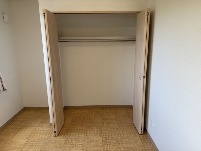 広々としたクローゼット クローゼット 収納力抜群で使いやすいクローゼットです。スムーズな収納が可能です。