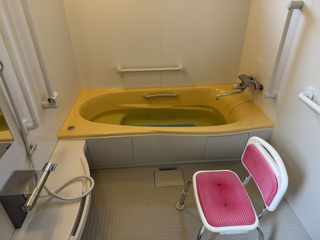 椅子付き浴室 浴室 椅子も備えた浴室です。手すりが多く、安全に配慮されたデザインになっています。