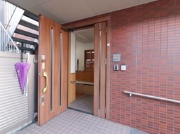 エントランスの開いた扉