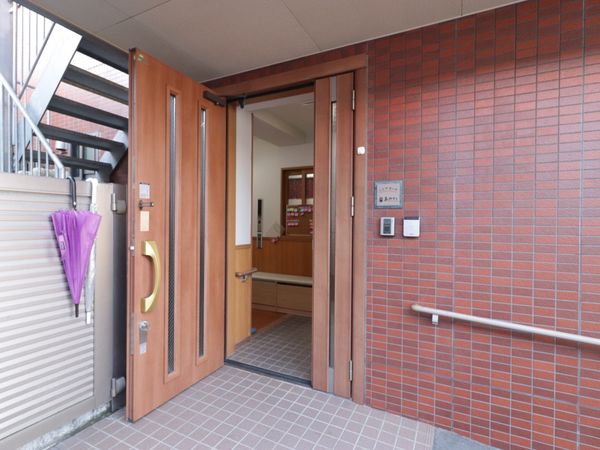 エントランスの開いた扉