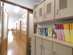 清潔な施設の廊下