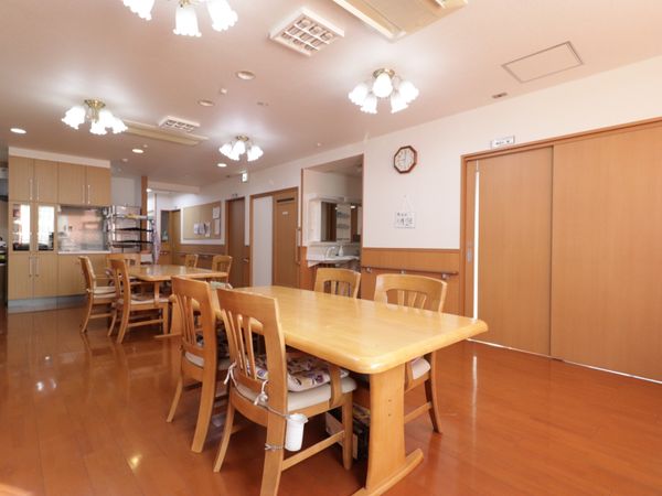 広々とした明るい食堂