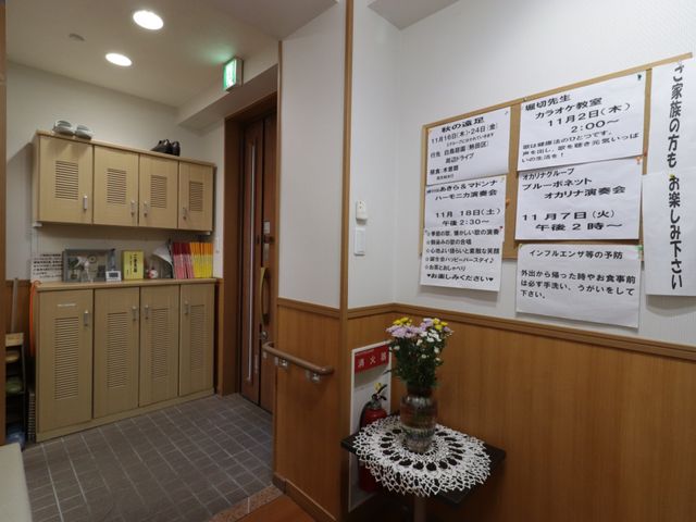 情報掲示の廊下 玄関 落ち着いた色合いの廊下には、大切なお知らせが掲示されており、日々の快適な生活サポートが整っています。