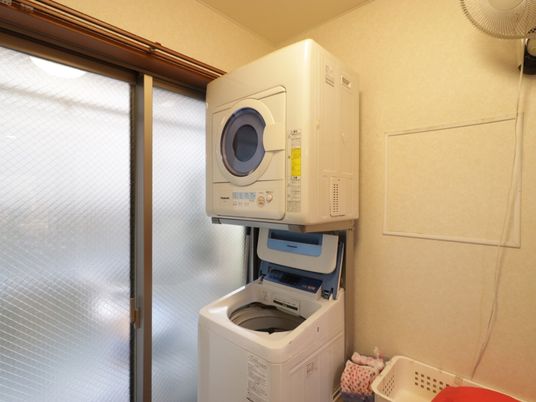 洗濯機と乾燥機のある部屋