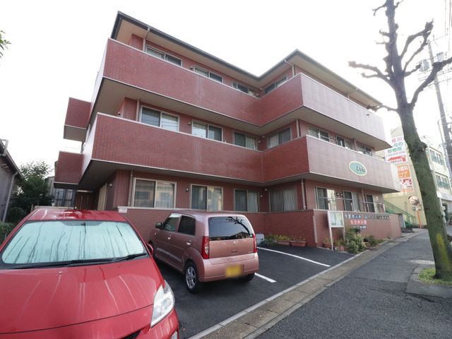 赤レンガ造りの建物外観 外観 ゆったりとした周囲の環境に佇む赤レンガ色の建物です。職員としても訪問者としても、心地よい第一印象を受けることでしょう。