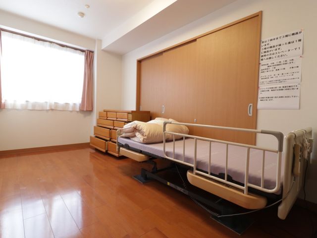 明るい居室 居室 広々とした落ち着いた色合いの個室です。安全な生活をサポートするための設備が整っています。