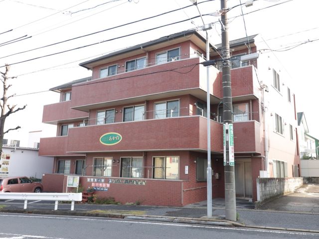 温かみのある建物の外観 外観 地域に溶け込む落ち着いた色合いの建物は、日々の暮らしに安らぎを提供します。
