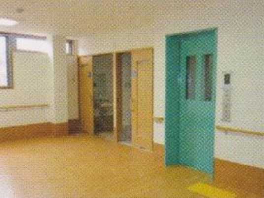 明るい廊下と多機能扉