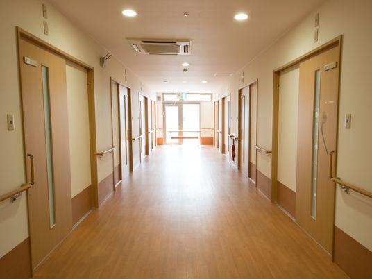 明るく広い廊下