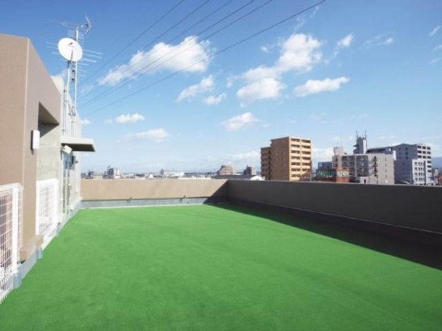 緑の屋上テラス 屋上テラススペース 広々とした屋上テラスで、心地よい風を感じながらリラックスできる空間です。周囲の景色と共に、穏やかな時間を楽しみませんか。