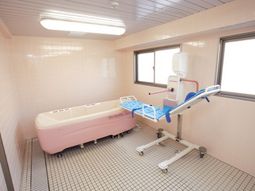 明るい介護用浴室