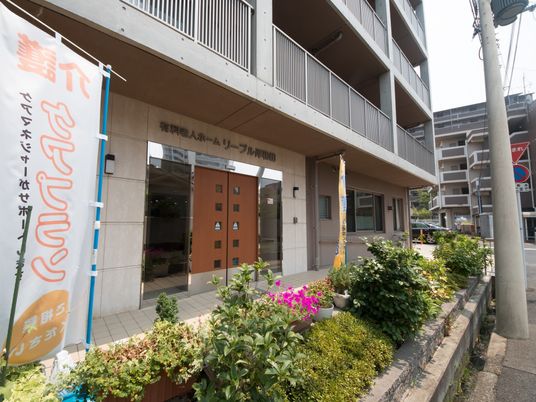 エントランスと花壇の風景
