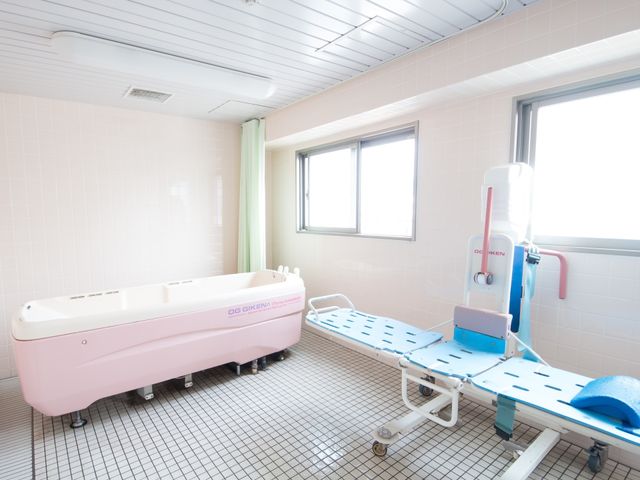 清潔な明るい浴室 浴室 ゆとりあるスペースの浴室で、安全に配慮された設備が整っており、快適な入浴をサポートします。窓からは自然光が差し込み、開放的な雰囲気をお感じいただけるでしょう。
