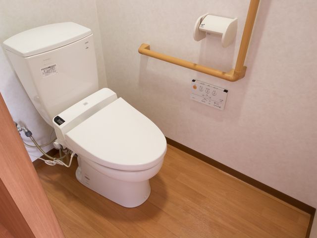 バリアフリー設計のトイレ トイレ 安全性に配慮された手すり完備のトイレスペースです。利用者の自立を支援する配慮がされています。