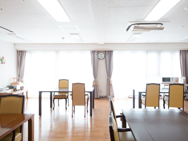 日当たり良好な食堂 食堂 床が木目で温かみのある食堂は、明るく開放的です。ゆったりと食事を楽しむことができる空間が整っています。