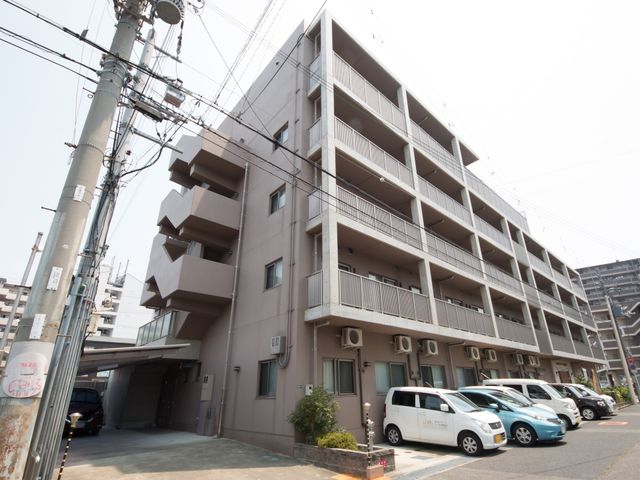 多階層の建物外観 外観 清潔感のある建物の前には、専用駐車場が備わっており、来訪者のための心遣いが見受けられます。安定した環境を提供する施設でのお仕事を希望する方に適した場所です。