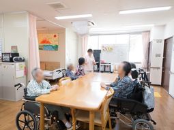 利用者が集う明るい空間