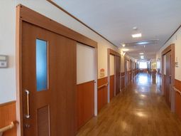 明るい廊下の風景