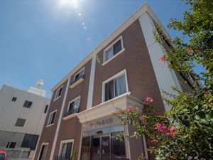 晴天の施設外観