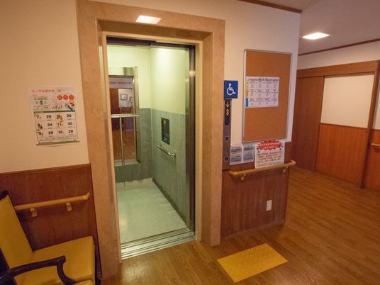 エレベーターと掲示板の角