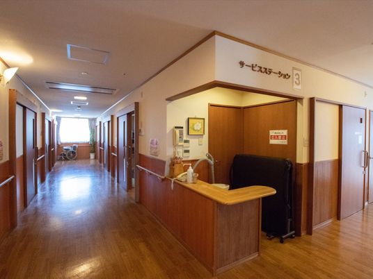 清潔感のある施設の廊下