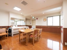 明るい食堂の様子