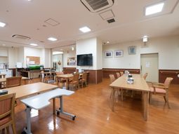 広々とした明るい食堂