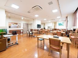 広々とした明るい食堂